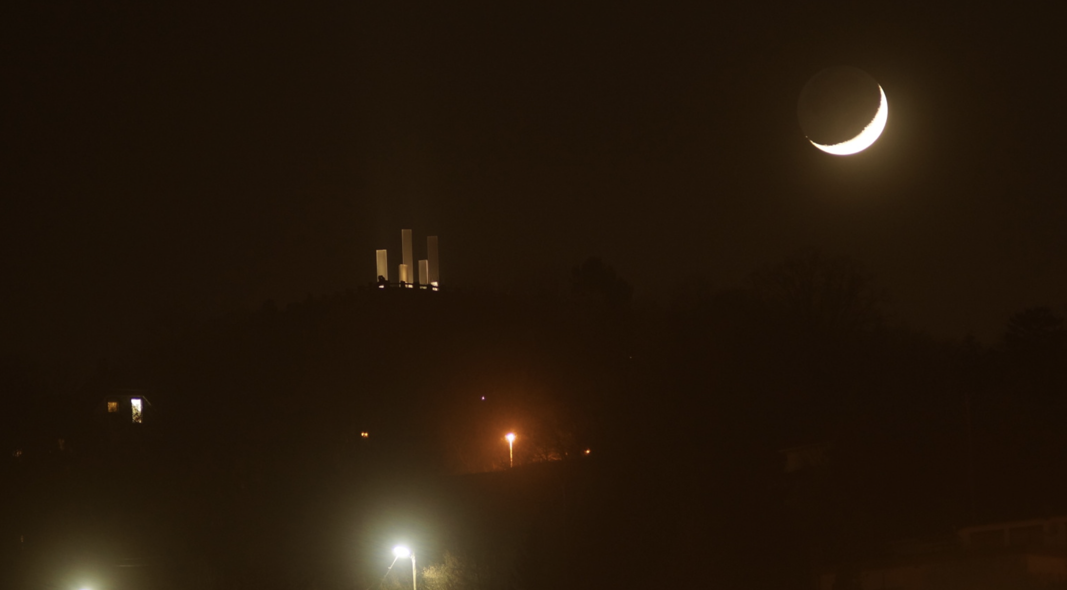 Wallberg mit Mond in Pforzheim - Kontakt zur Geschichte Pforzheims